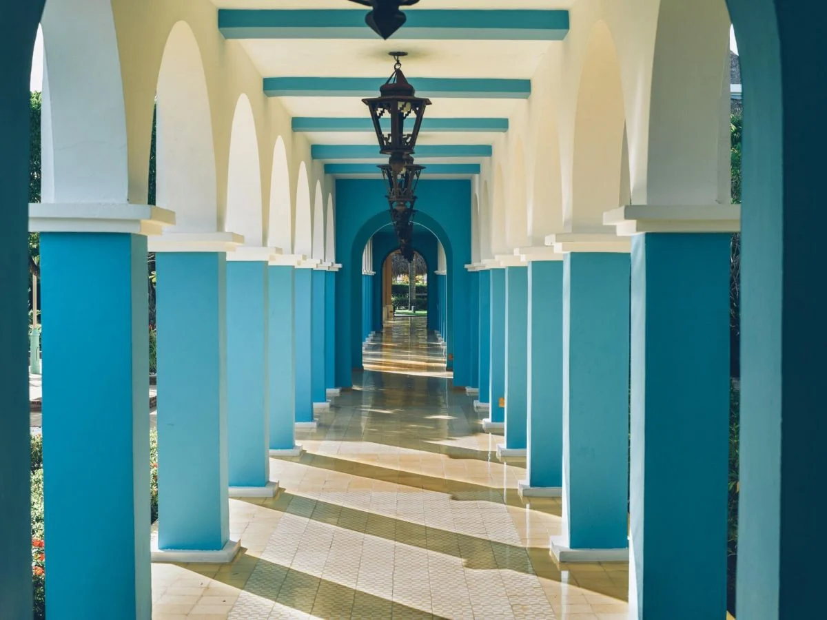 בריכה מול הים ואזור ישיבה ב־Iberostar Waves Costa Dorada Puerto Plata