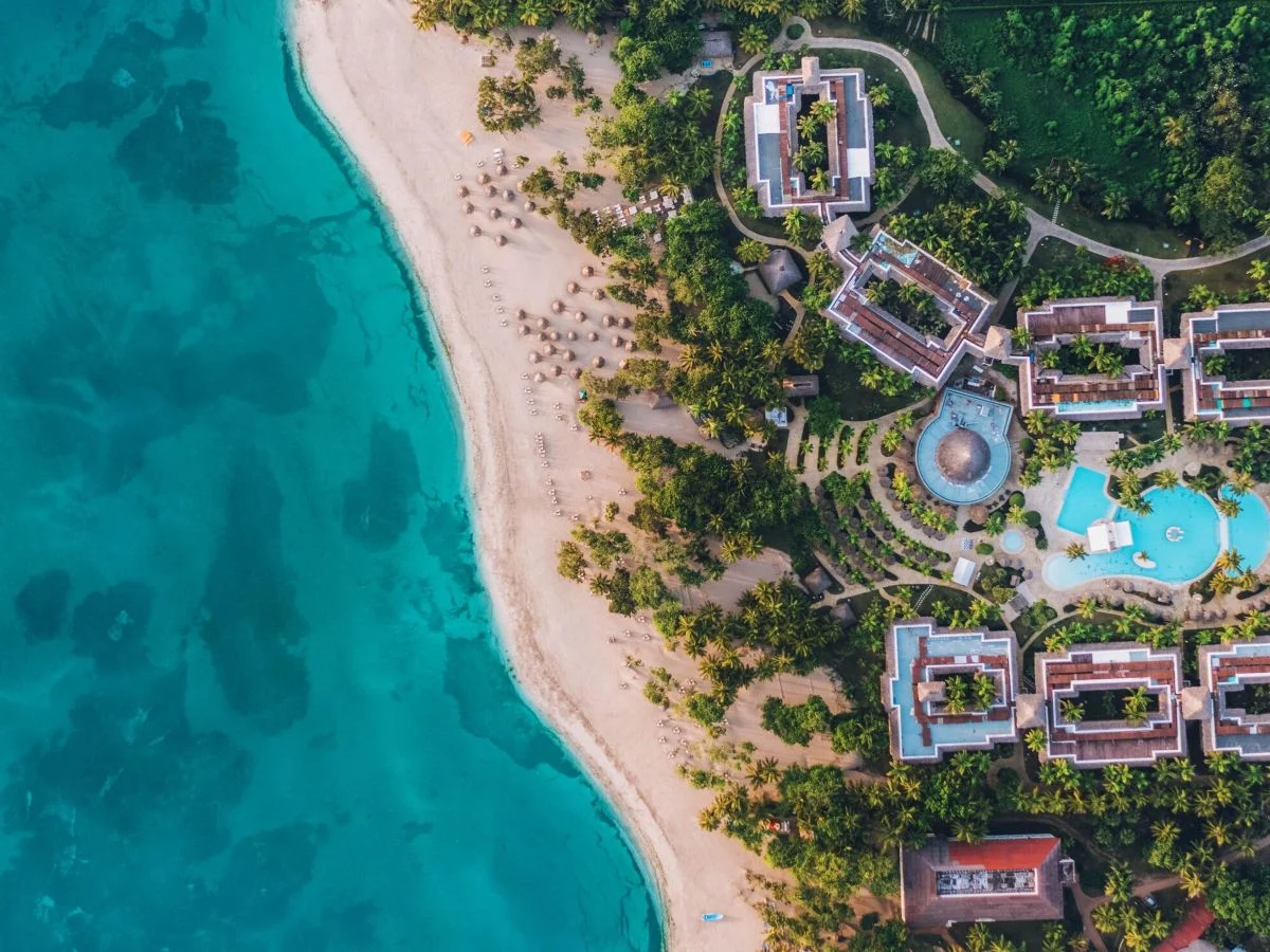 בריכת Iberostar Waves Costa Dorada Puerto Plata בשעת ערב