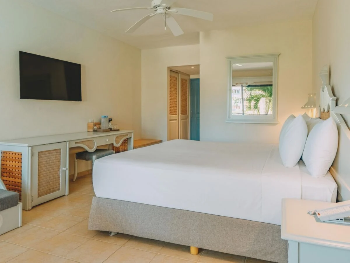 חזית Iberostar Waves Costa Dorada Puerto Plata והבריכה מול החוף
