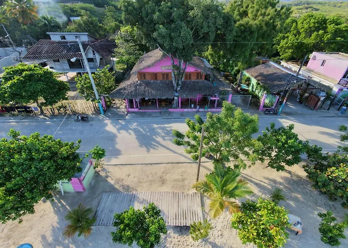 בריכה מול הים ואזור ישיבה ב־Villa Rosa Punta Rucia