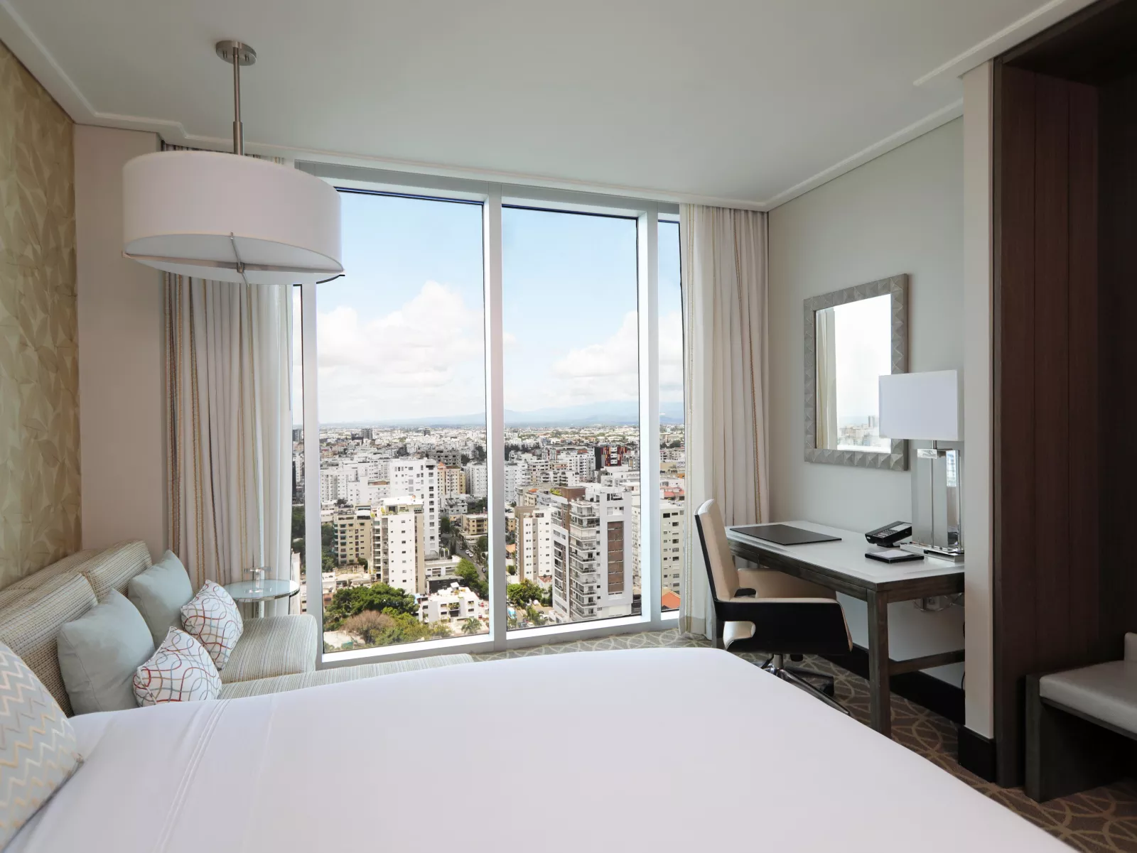 בריכה מול הים ואזור ישיבה ב־InterContinental Real Santo Domingo by IHG