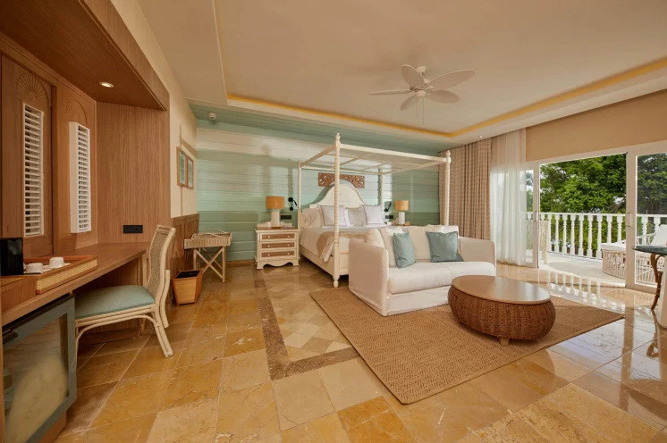 בריכה מול הים ואזור ישיבה ב־Cayo Levantado Resort Samaná