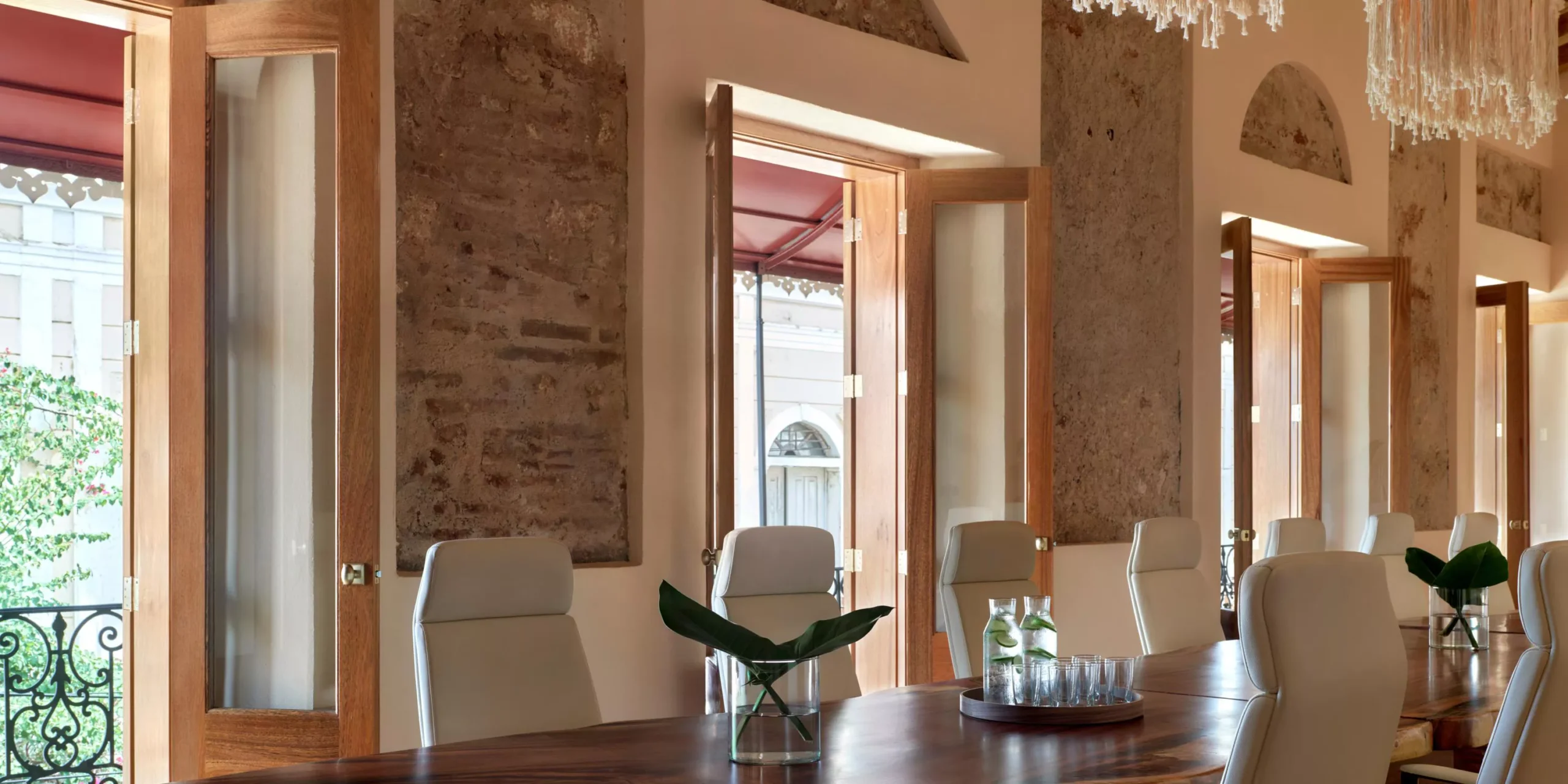 בריכת Kimpton Las Mercedes by IHG Santo Domingo בשעת ערב