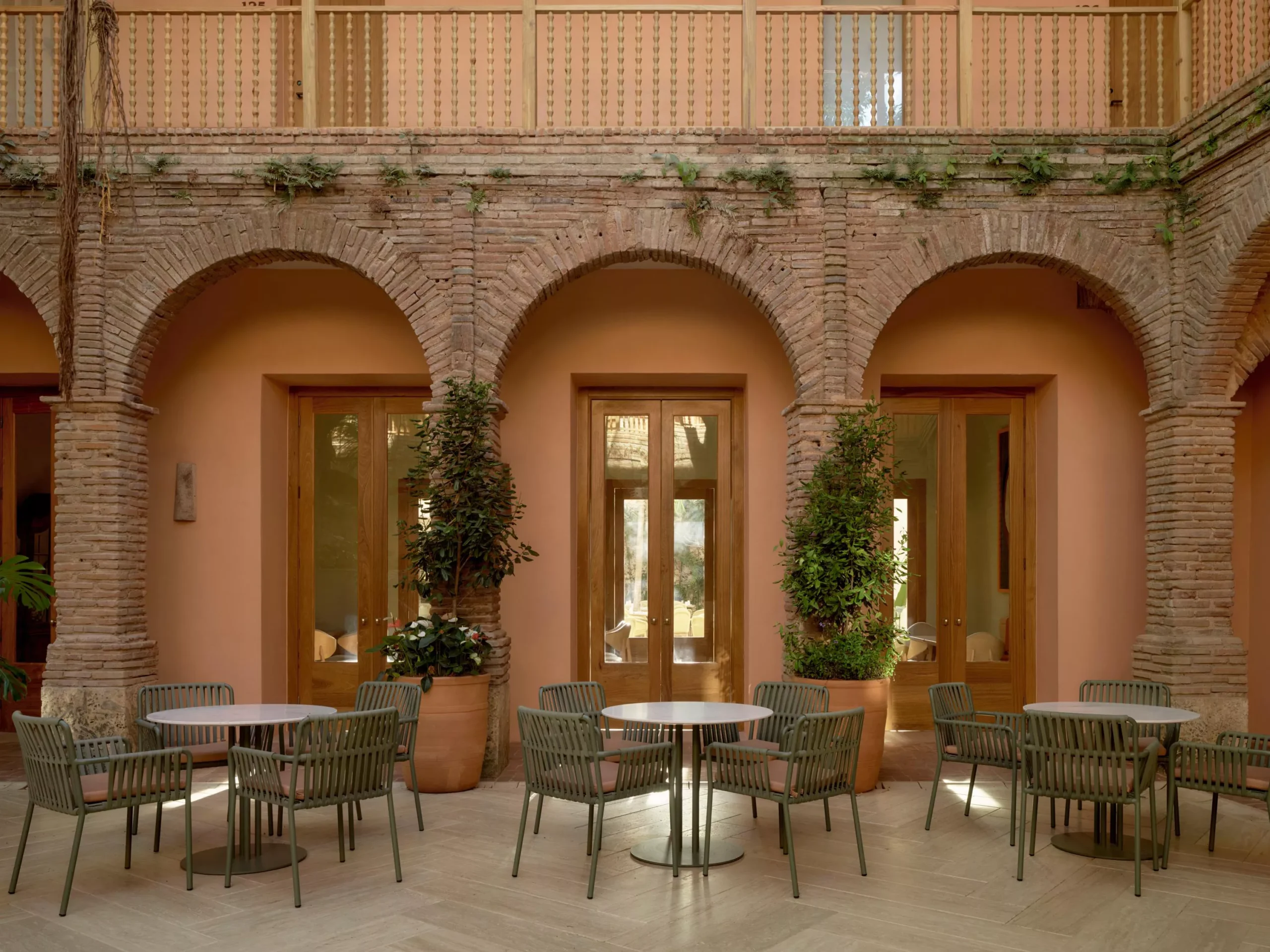בריכה מול הים ואזור ישיבה ב־Kimpton Las Mercedes by IHG Santo Domingo