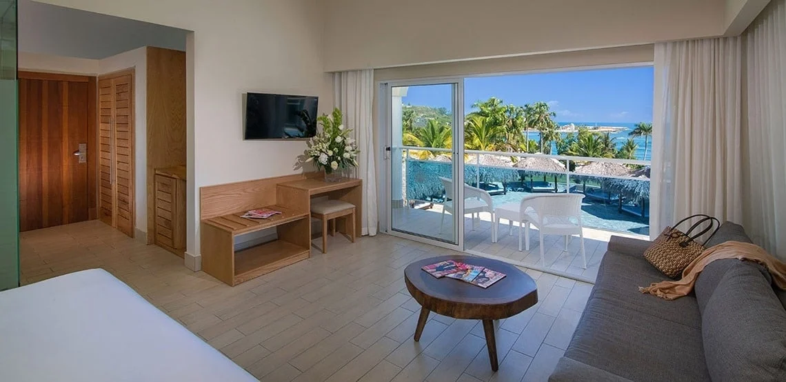 בריכה מול הים ואזור ישיבה ב־Lifestyle Tropical Beach Resort & Spa Puerto Plata