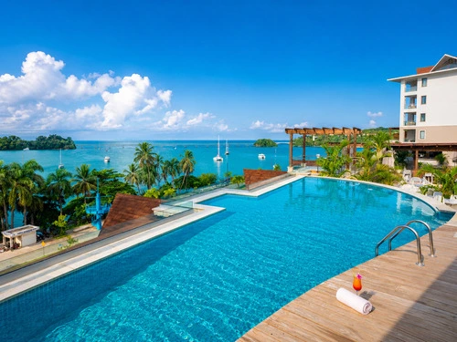 חזית Hacienda Samaná Bay Hotel & Residences והבריכה מול החוף