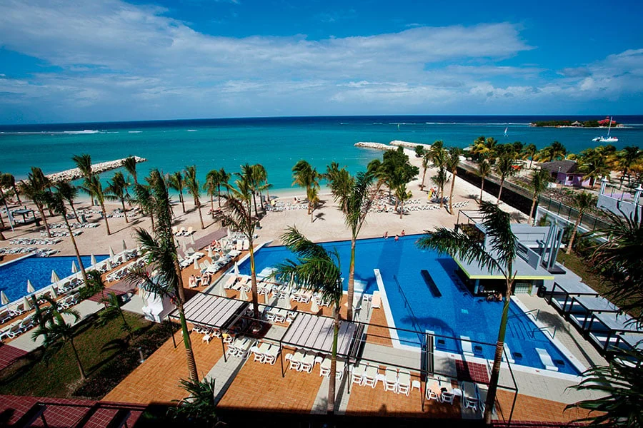 בריכה מול הים ואזור ישיבה ב־Riu Palace Jamaica