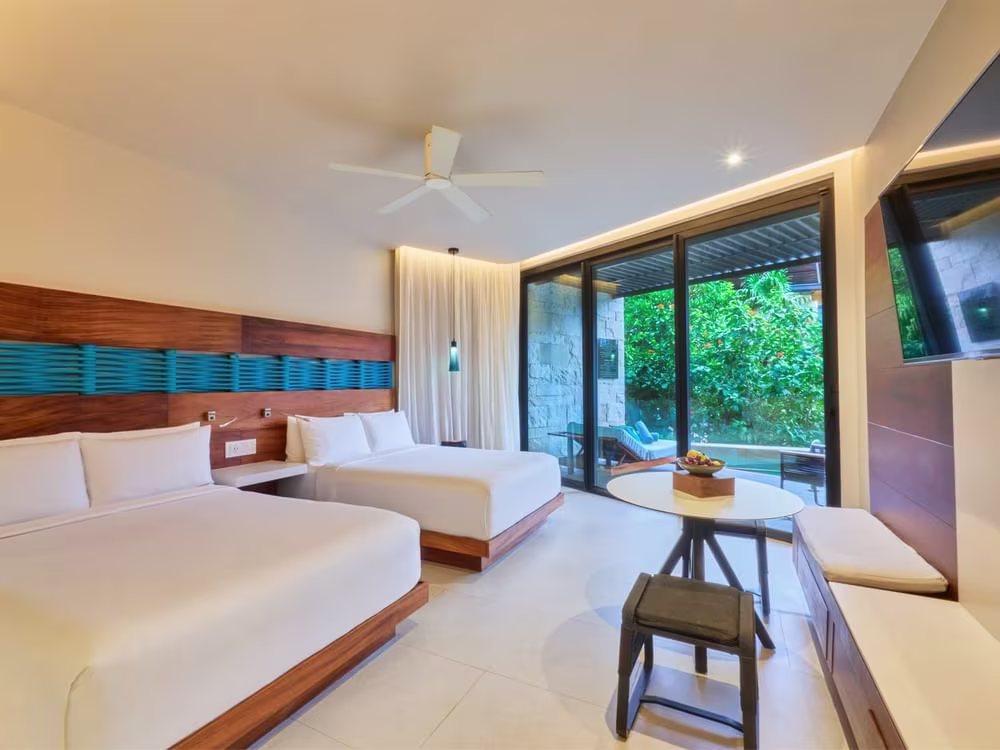 בריכה מול הים ואזור ישיבה ב־Devotion by Live Aqua Playa del Carmen