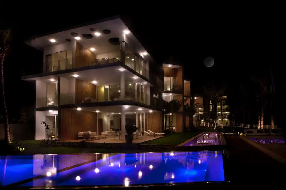 בריכה מול הים ואזור ישיבה ב־Ultravioleta Boutique Residences Cabarete