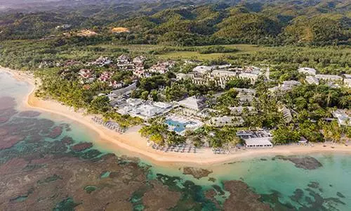 בריכה מול הים ואזור ישיבה ב־Bahia Principe Grand El Portillo Las Terrenas