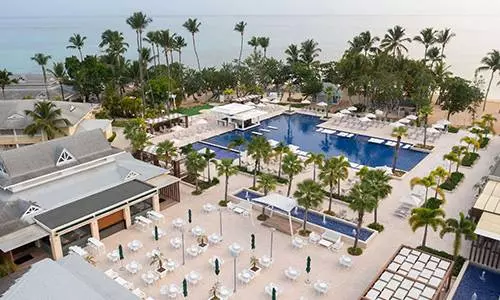 בריכת Bahia Principe Grand El Portillo Las Terrenas בשעת ערב