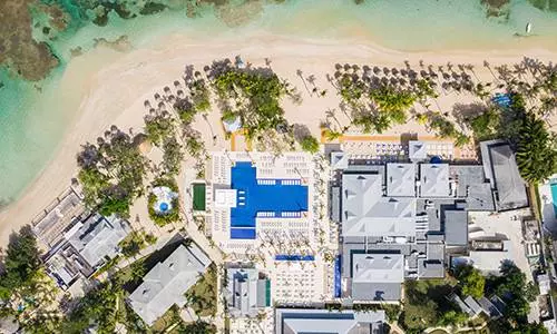 חזית Bahia Principe Grand El Portillo Las Terrenas והבריכה מול החוף