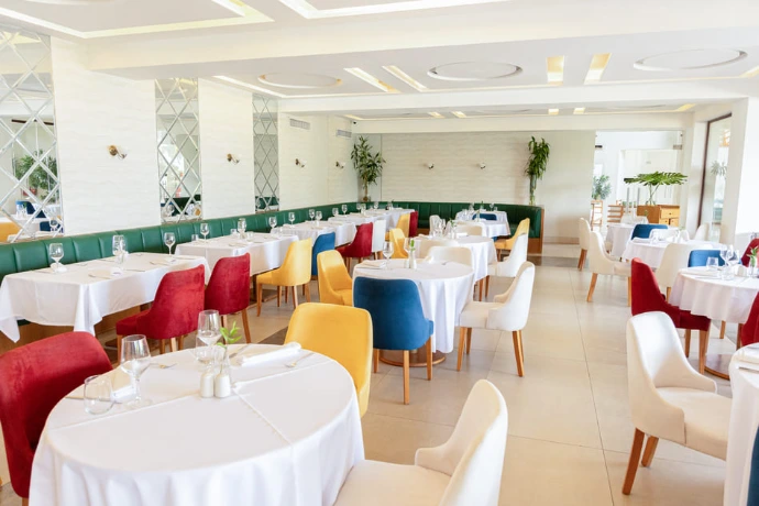 בריכה מול הים ואזור ישיבה ב־Hacienda Samaná Bay Hotel & Residences