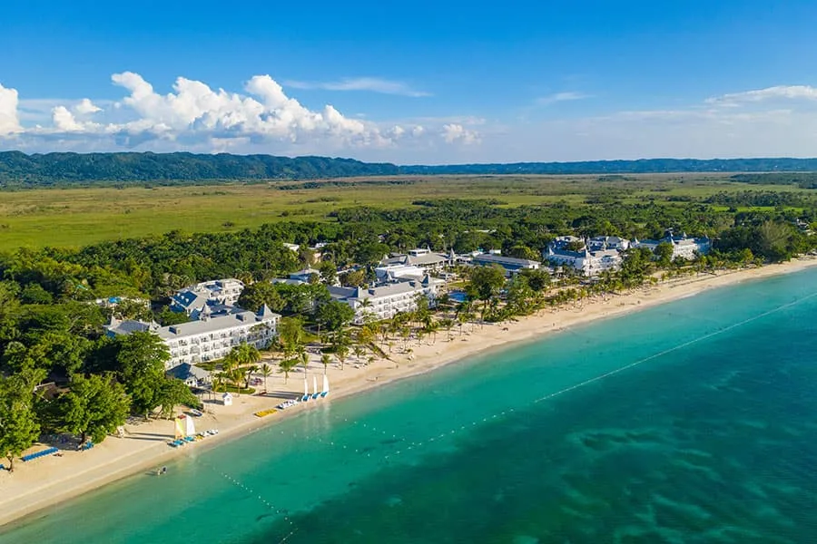 בריכה מול הים ואזור ישיבה ב־Riu Palace Tropical Bay Negril