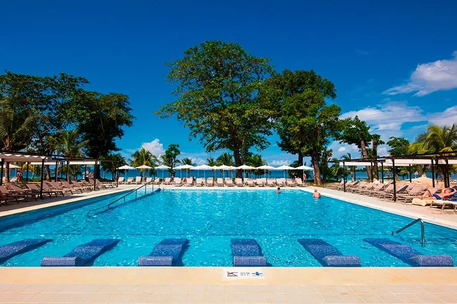 בריכת Riu Palace Tropical Bay Negril בשעת ערב