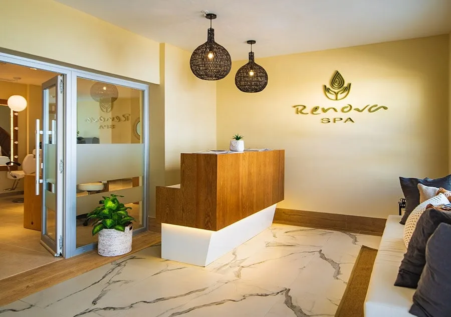 חזית Riu Palace Tropical Bay Negril והבריכה מול החוף