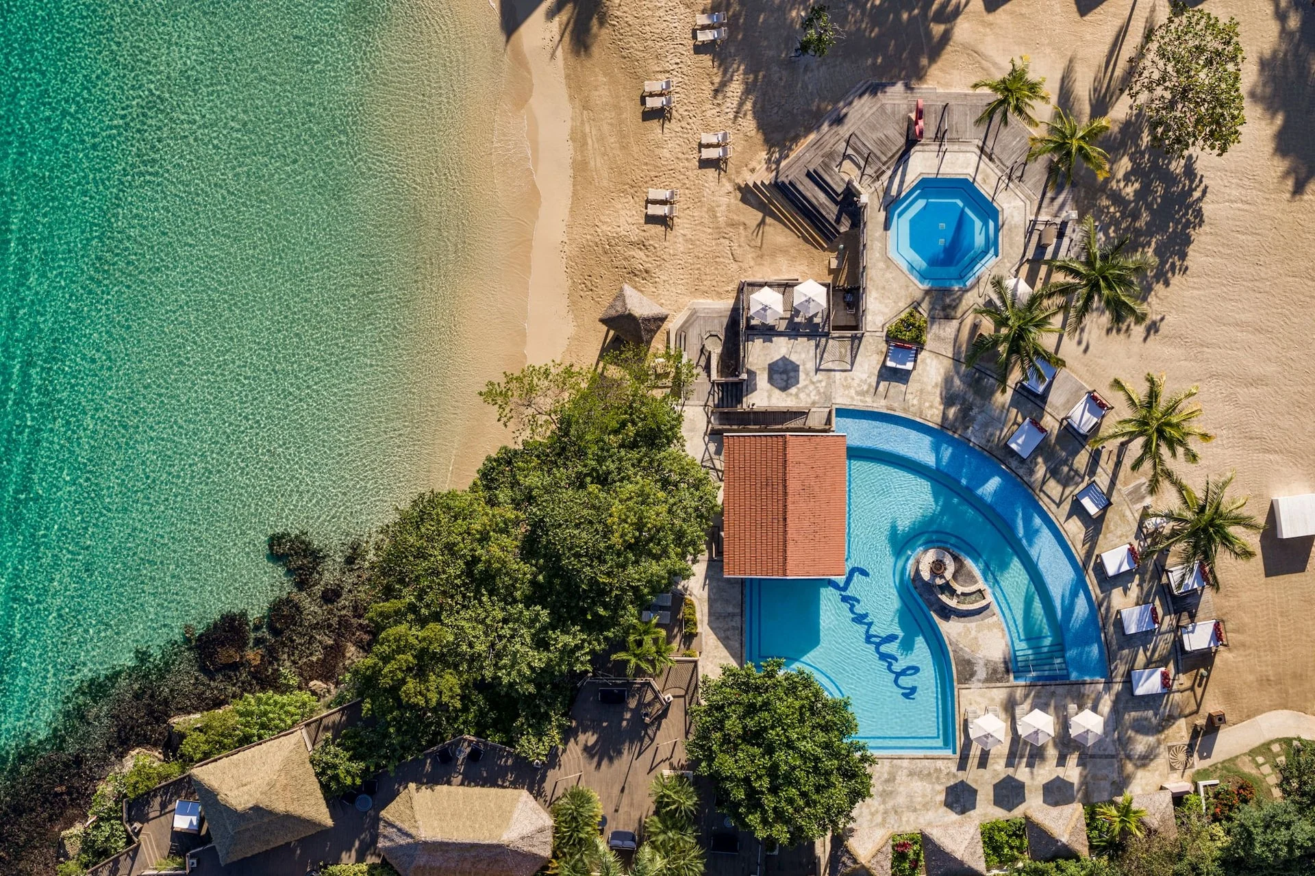 בריכת Sandals Ochi Beach Resort בשעת ערב