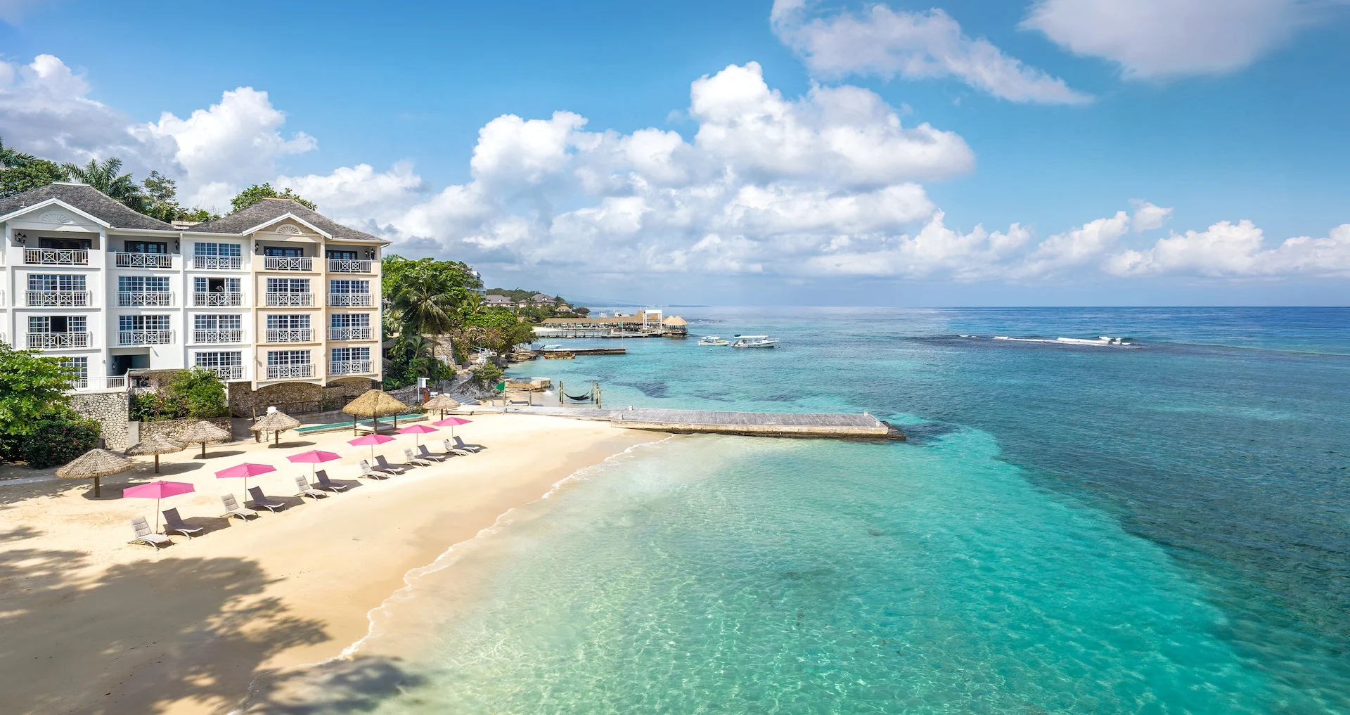בריכה מול הים ואזור ישיבה ב־Sandals Royal Plantation