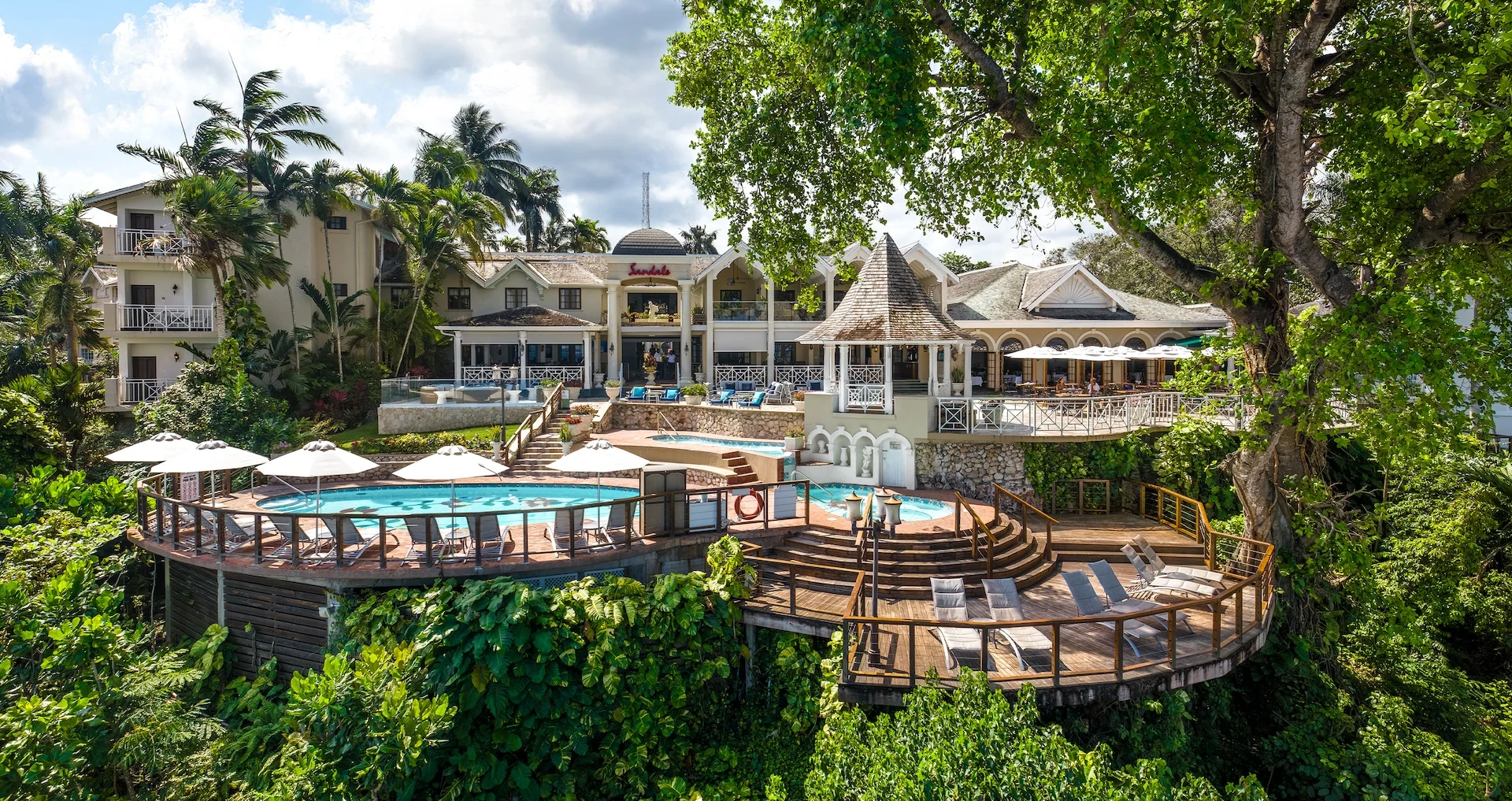 בריכת Sandals Royal Plantation בשעת ערב