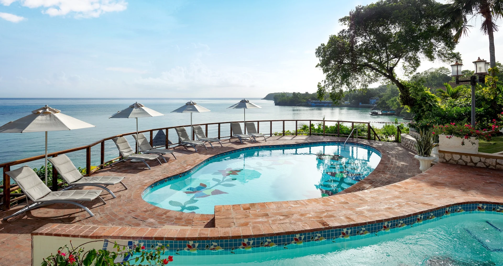 חזית Sandals Royal Plantation והבריכה מול החוף