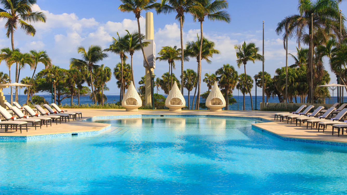 חזית Renaissance Santo Domingo Jaragua Hotel & Casino והבריכה מול החוף