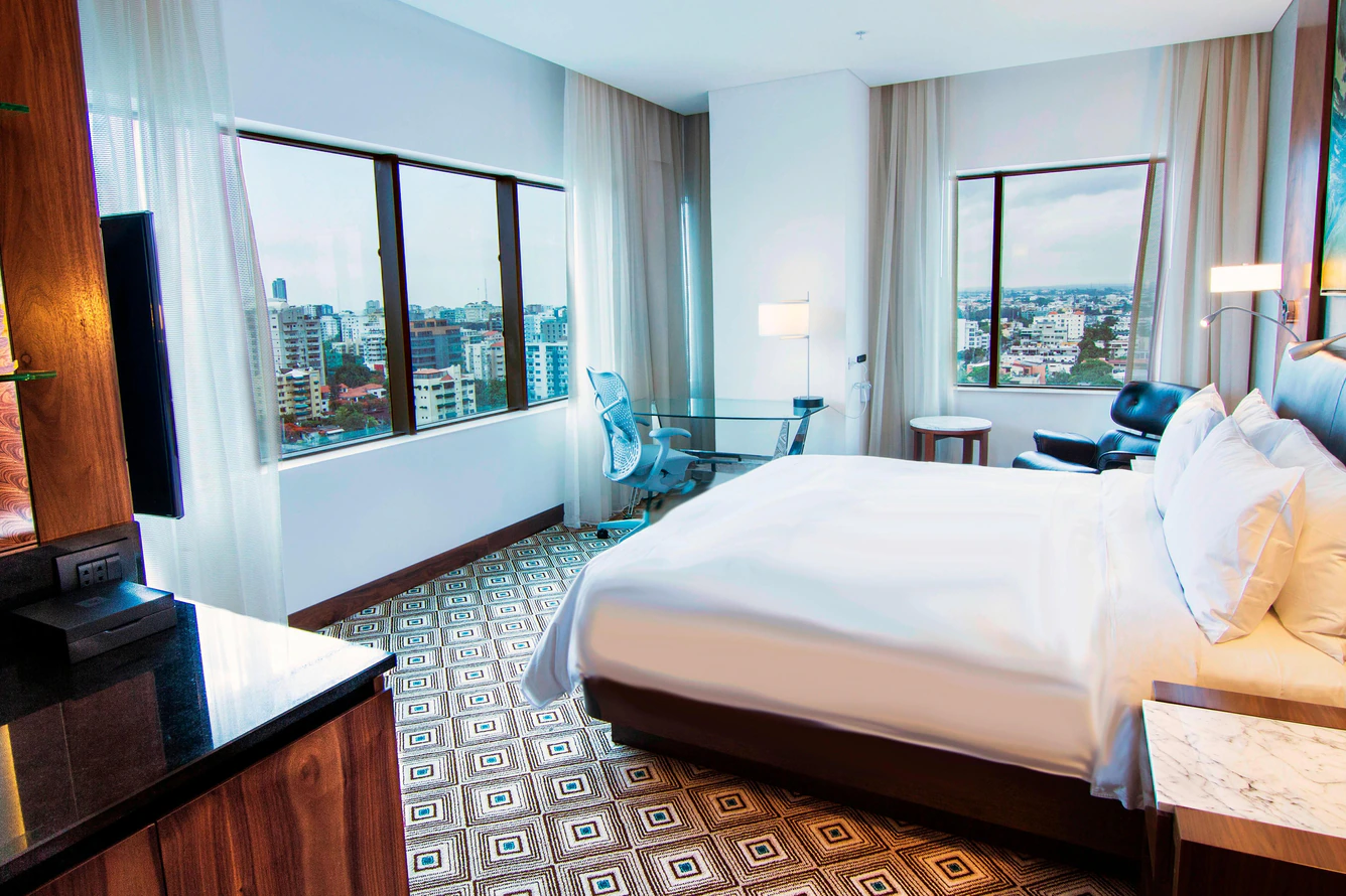 בריכת JW Marriott Hotel Santo Domingo בשעת ערב