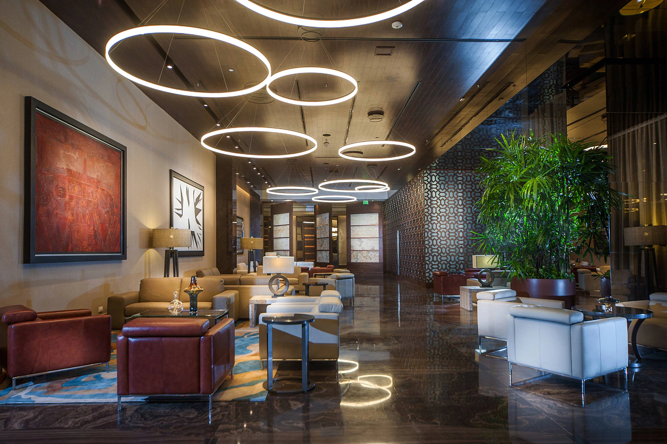 בריכה מול הים ואזור ישיבה ב־JW Marriott Hotel Santo Domingo