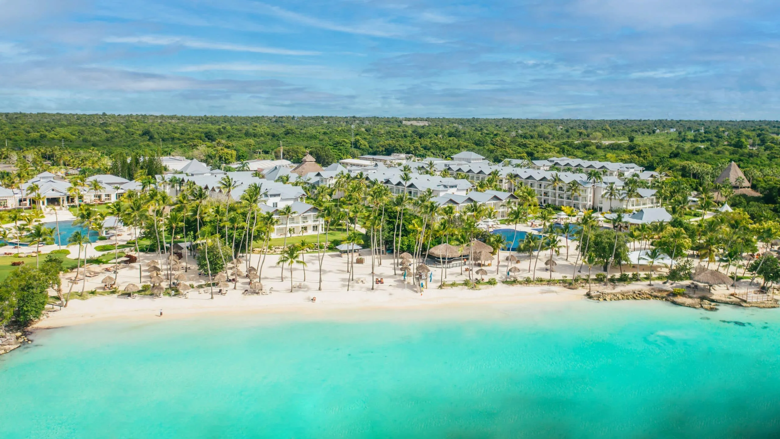 בריכה מול הים ואזור ישיבה ב־Secrets La Romana Resort & Spa