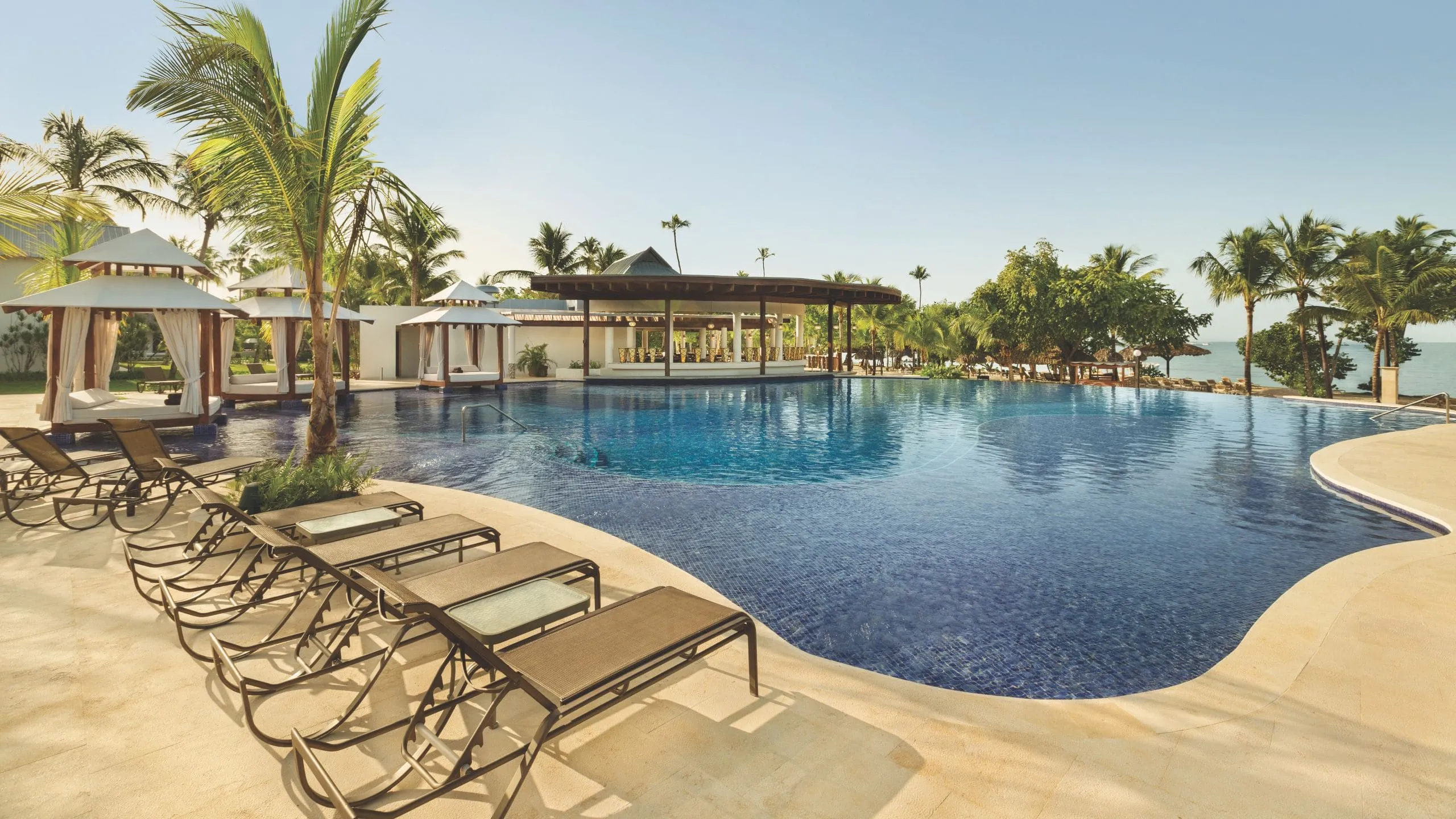 בריכת Secrets La Romana Resort & Spa בשעת ערב