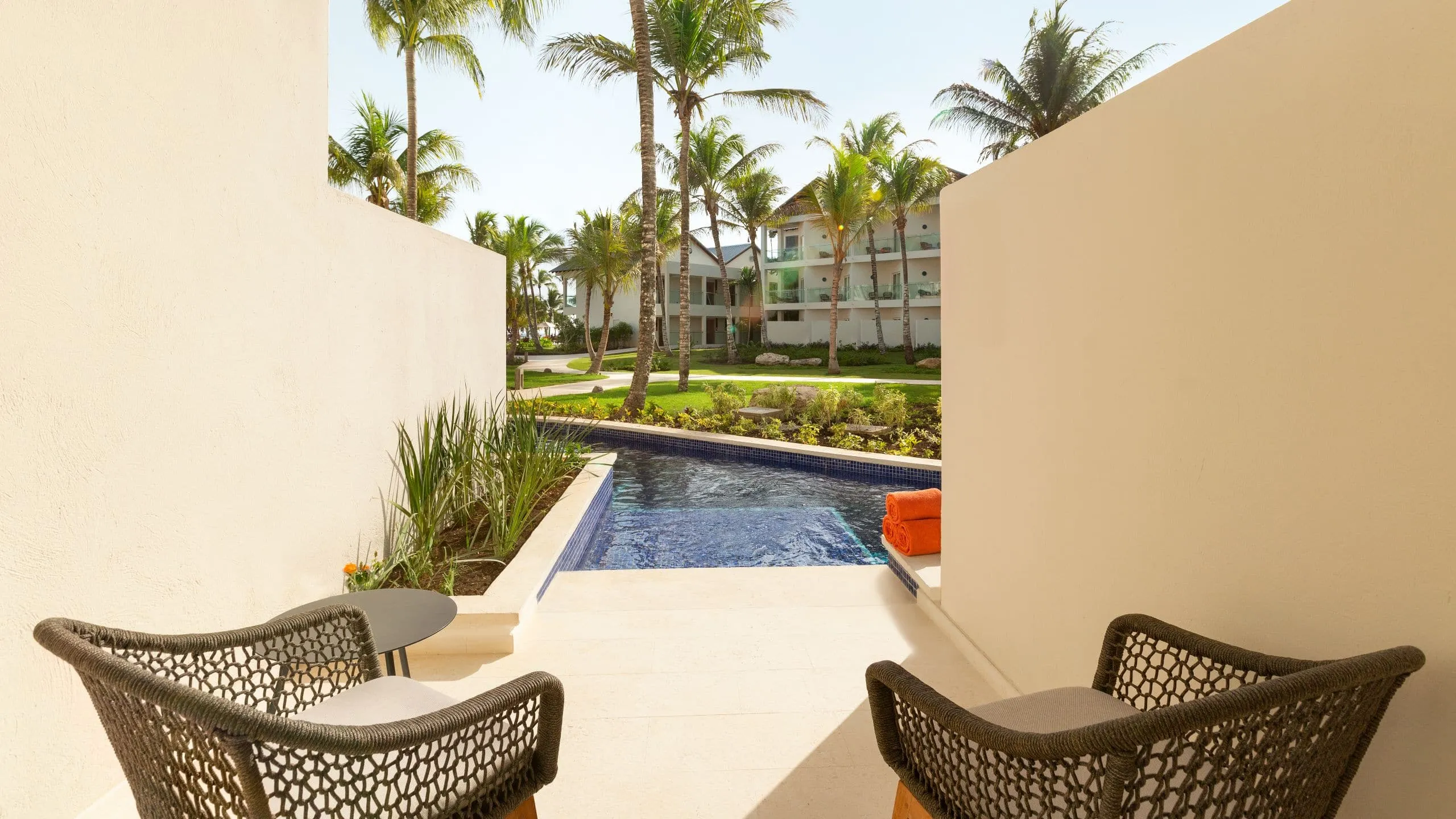 חזית Secrets La Romana Resort & Spa והבריכה מול החוף
