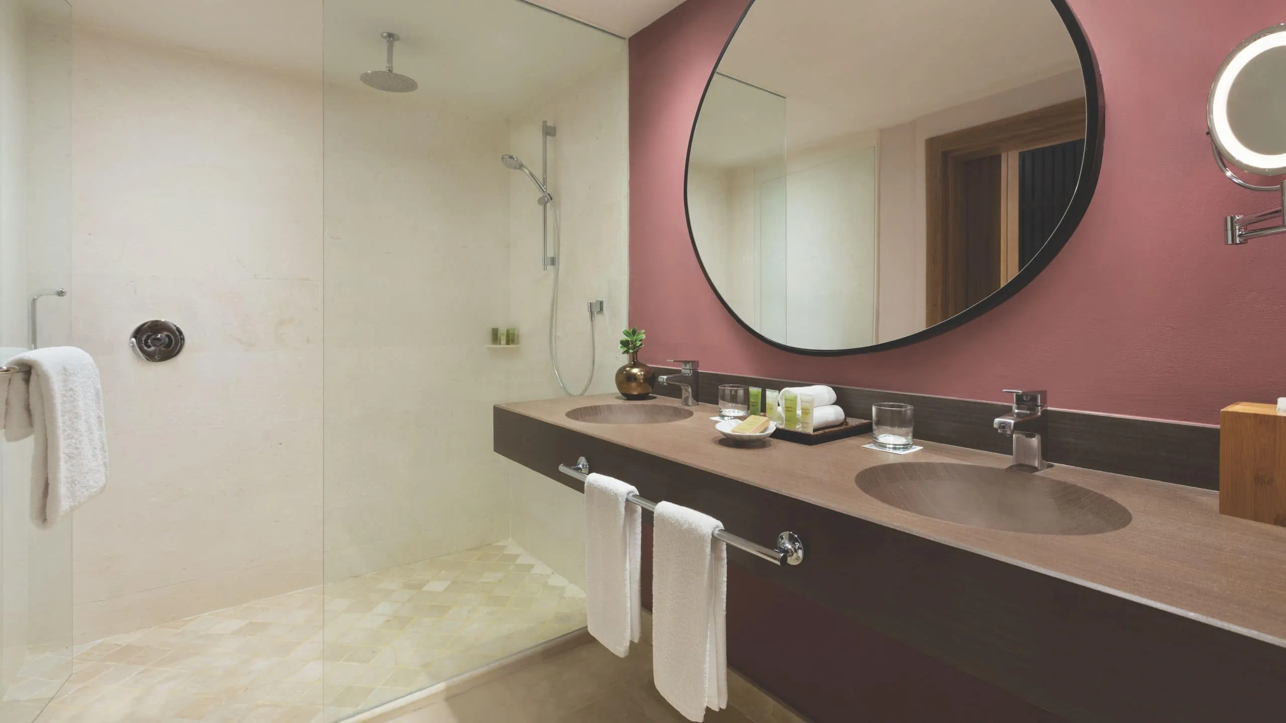 סוויטה עם אזור ישיבה ב־Secrets La Romana Resort & Spa