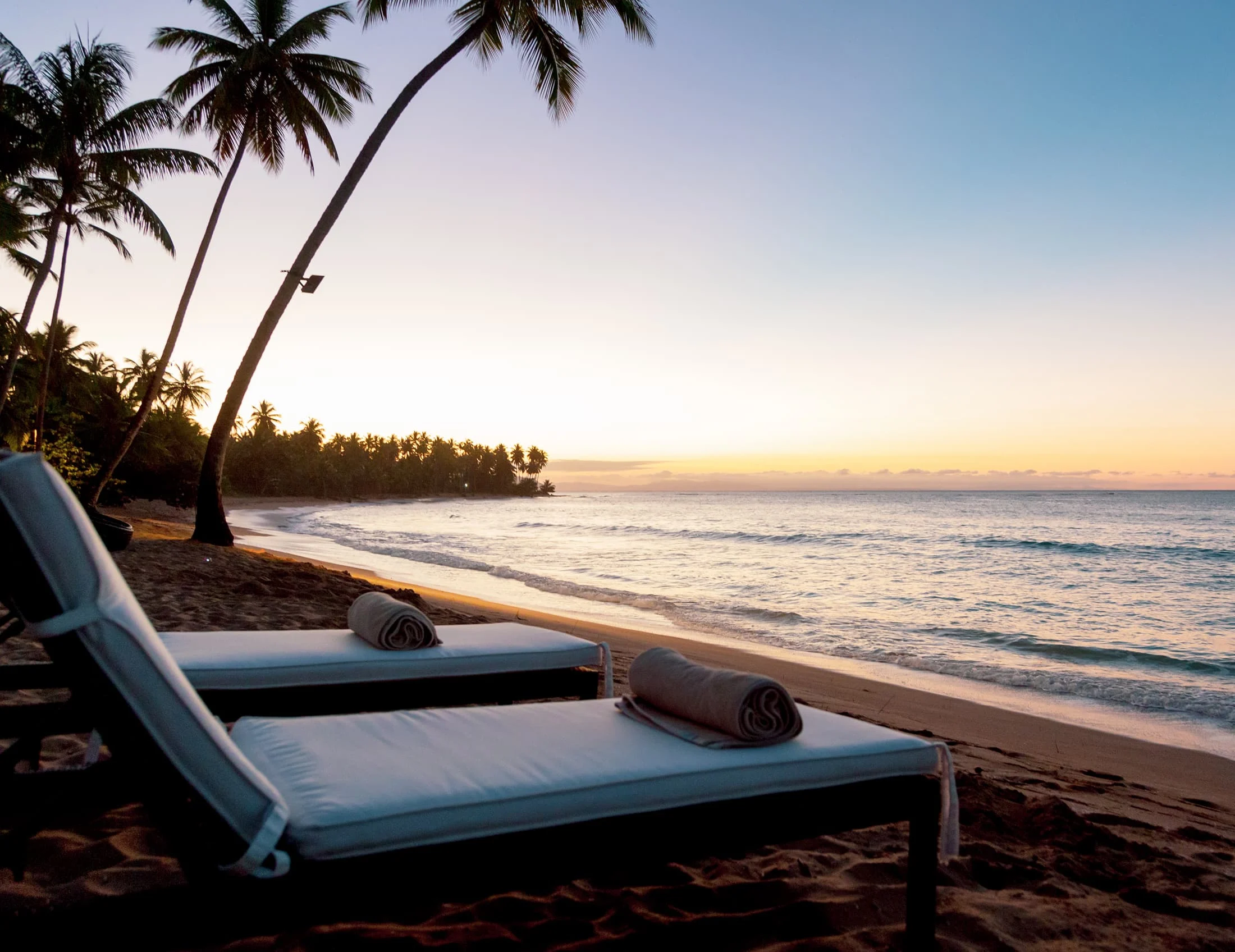 בריכה מול הים ואזור ישיבה ב־Sublime Samaná Hotel & Residences Las Terrenas