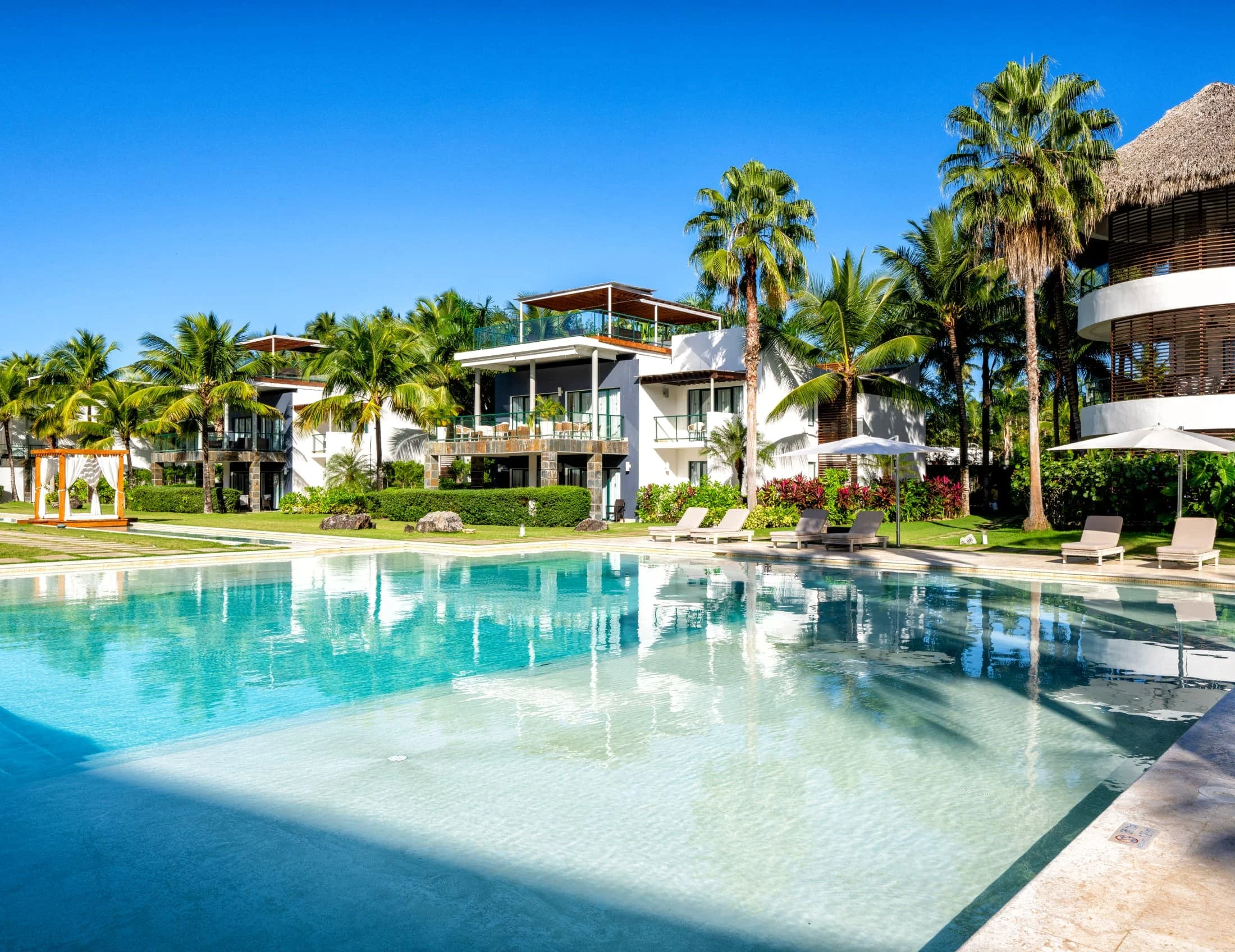בריכת Sublime Samaná Hotel & Residences Las Terrenas בשעת ערב