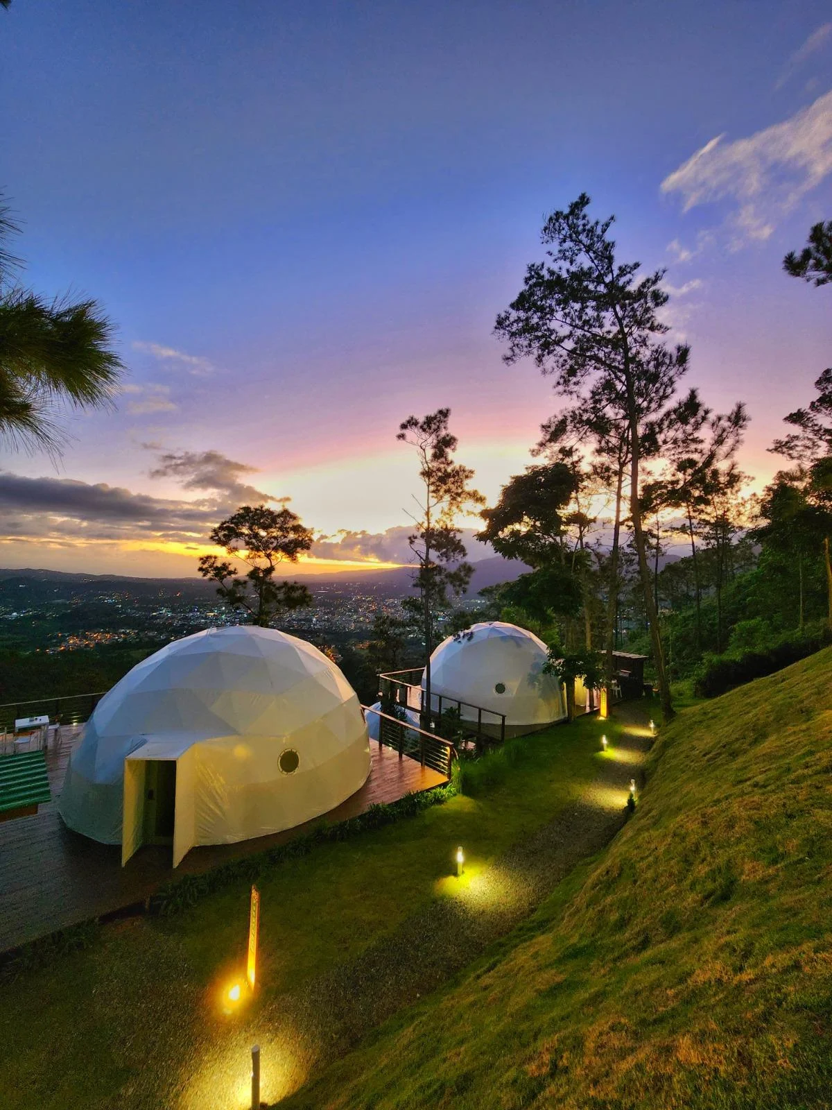 בריכה מול הים ואזור ישיבה ב־The Domes Jarabacoa