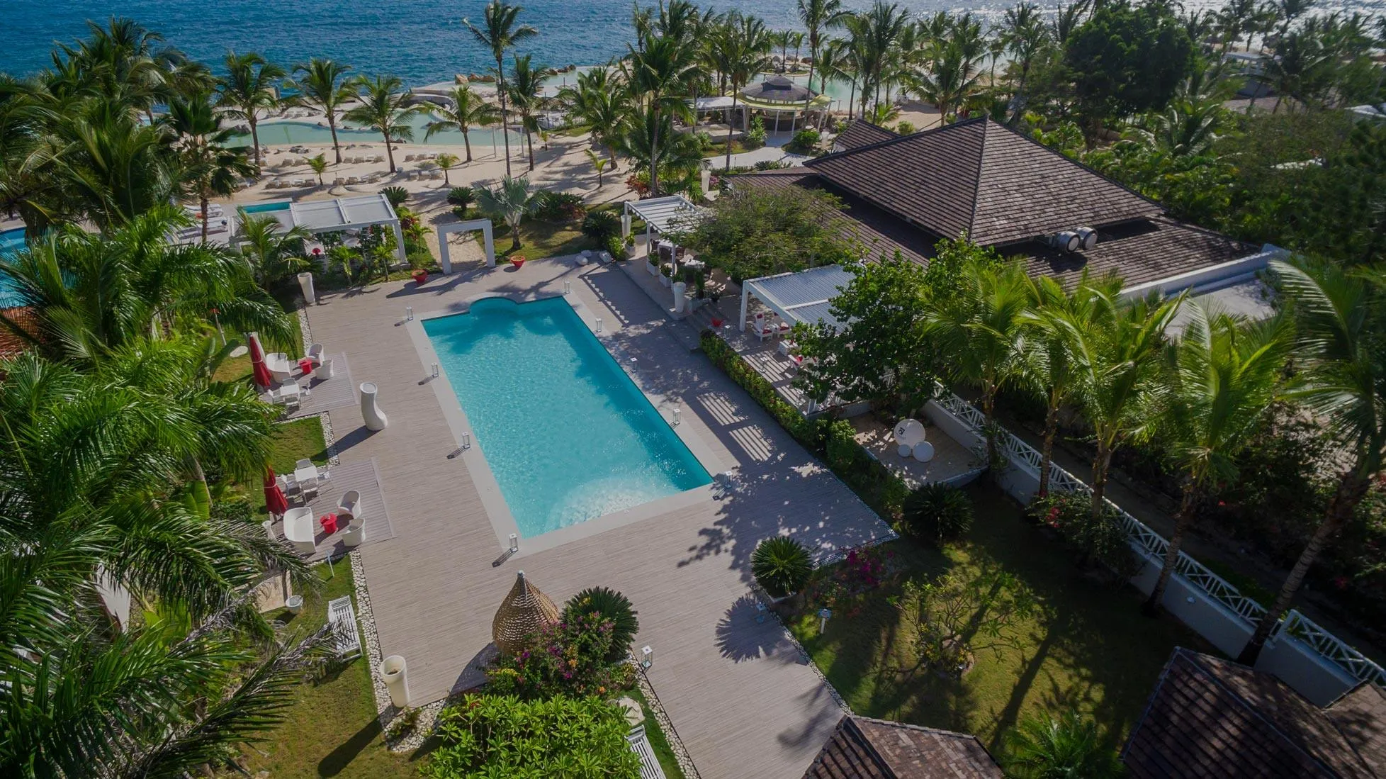 בריכה מול הים ואזור ישיבה ב־Tracadero Beach Resort Bayahibe