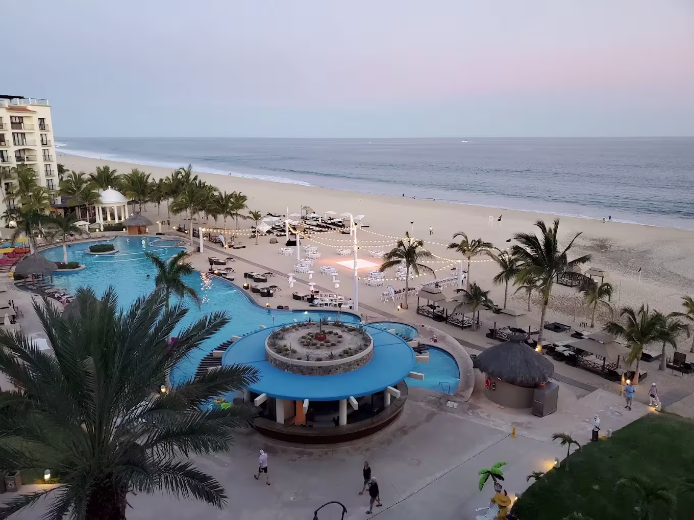 בריכת Hyatt Ziva Los Cabos בשעת ערב