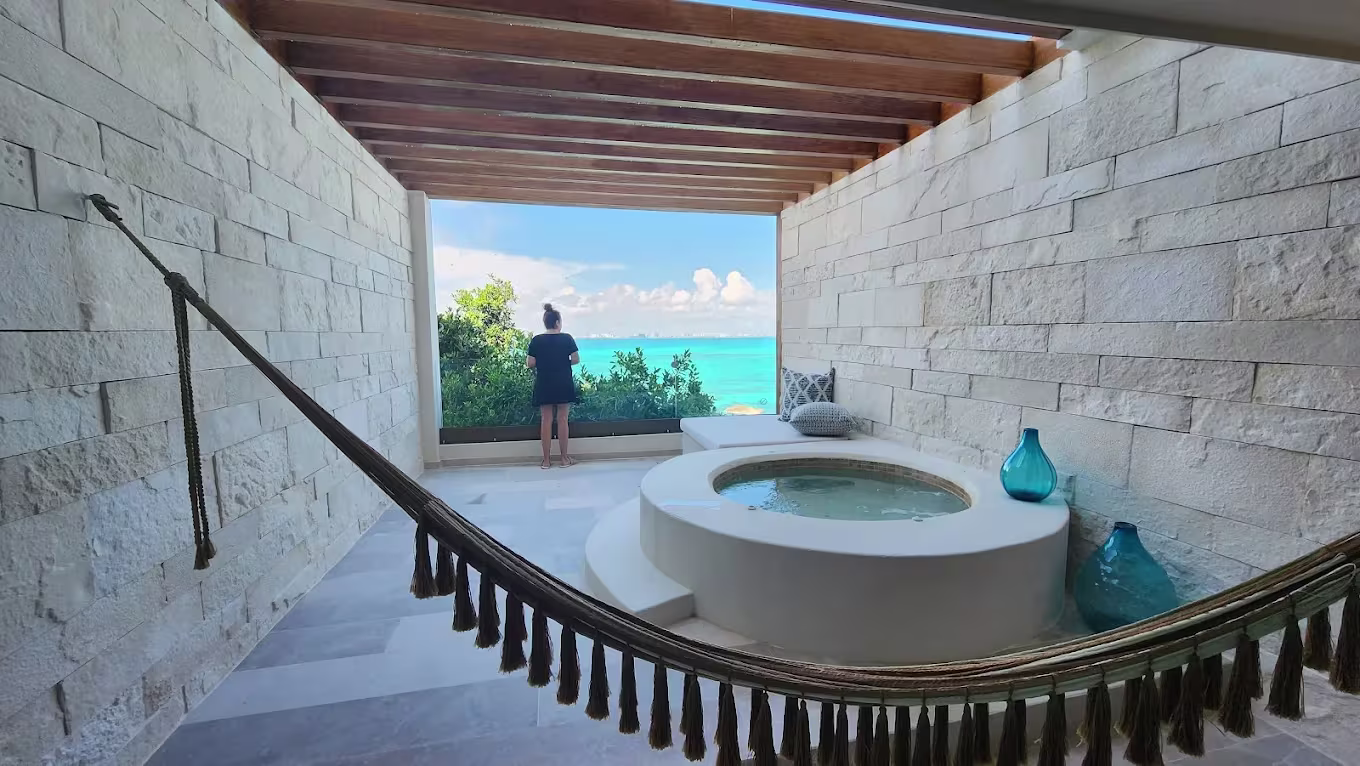 בריכה מול הים ואזור ישיבה ב־Impression Isla Mujeres by Secrets