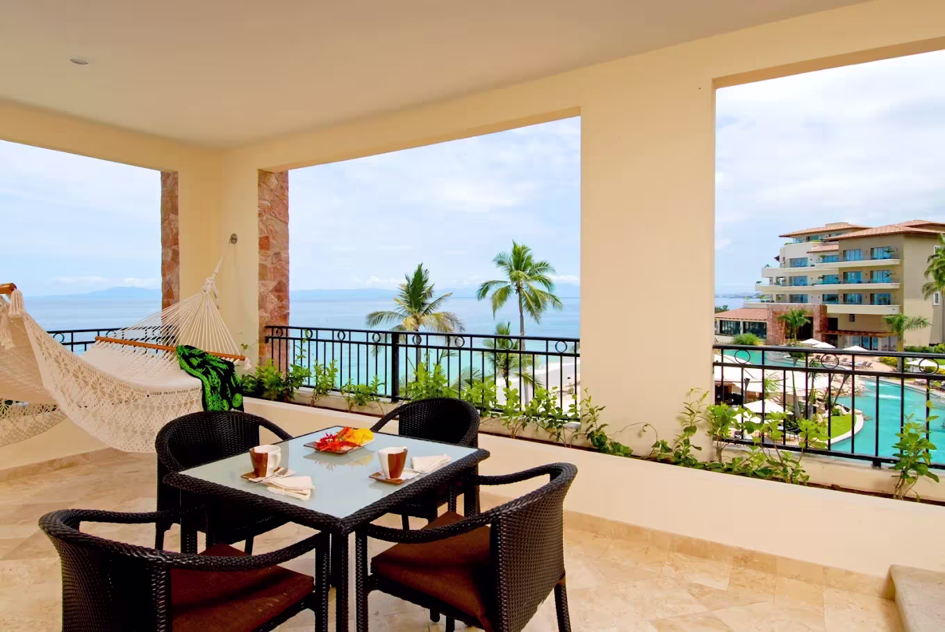 חזית Garza Blanca Preserve Resort & Spa Puerto Vallarta והבריכה מול החוף