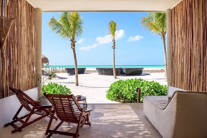 בריכה מול הים ואזור ישיבה ב־Villas Flamingos Holbox