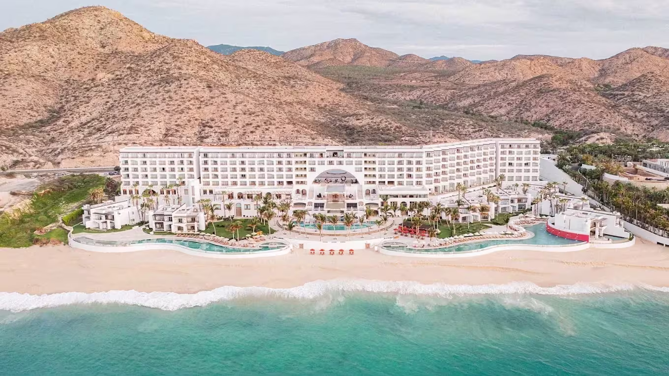 בריכה מול הים ואזור ישיבה ב־Marquis Los Cabos