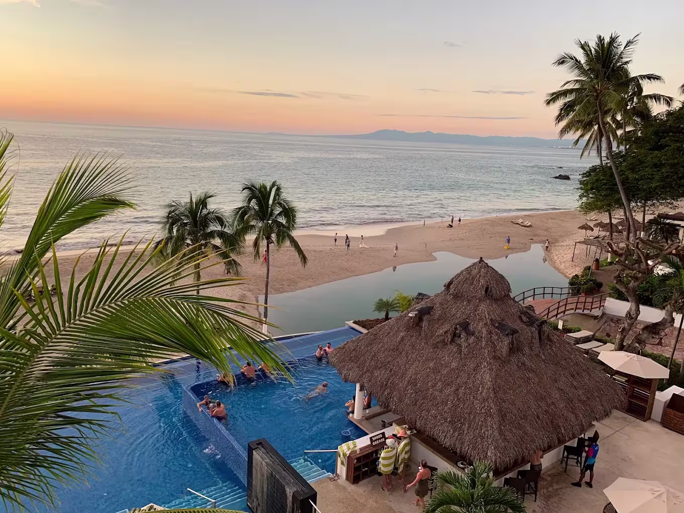 בריכת Hyatt Ziva Puerto Vallarta בשעת ערב