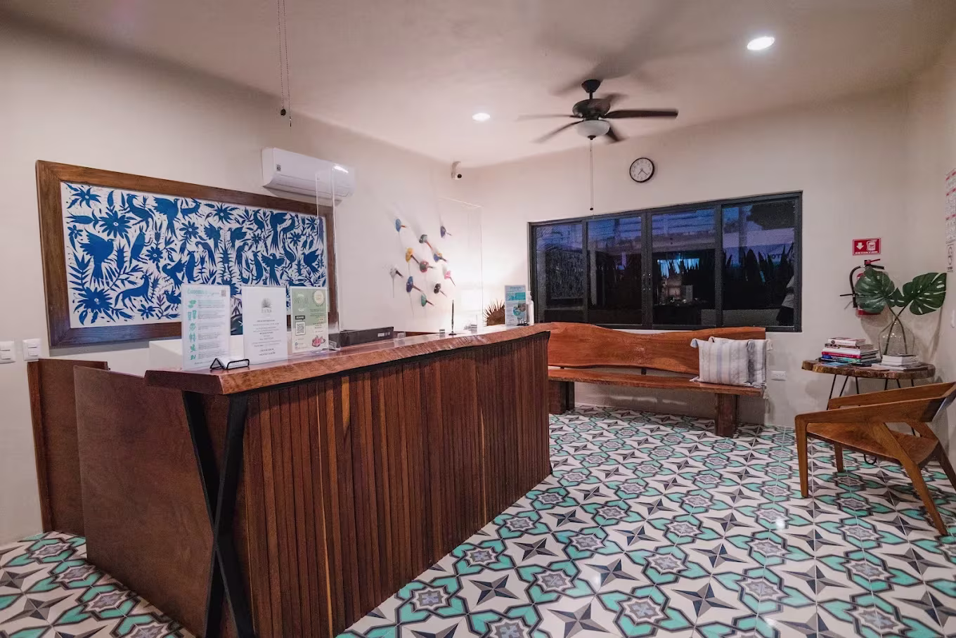 בריכה מול הים ואזור ישיבה ב־Blue Palm Bacalar