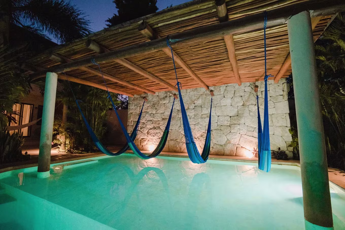 חזית Blue Palm Bacalar והבריכה מול החוף