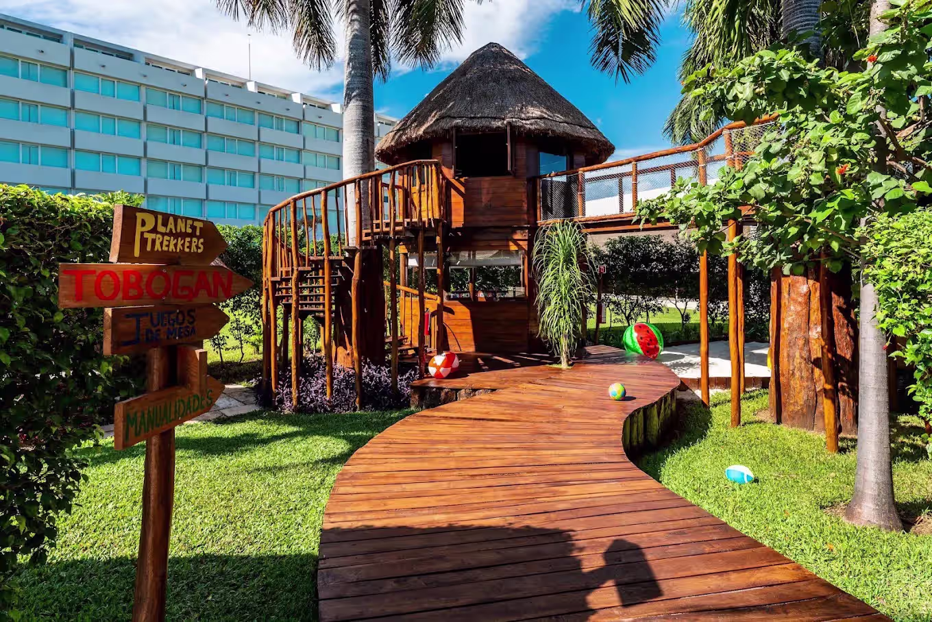בריכת InterContinental Presidente Cozumel Resort Spa בשעת ערב