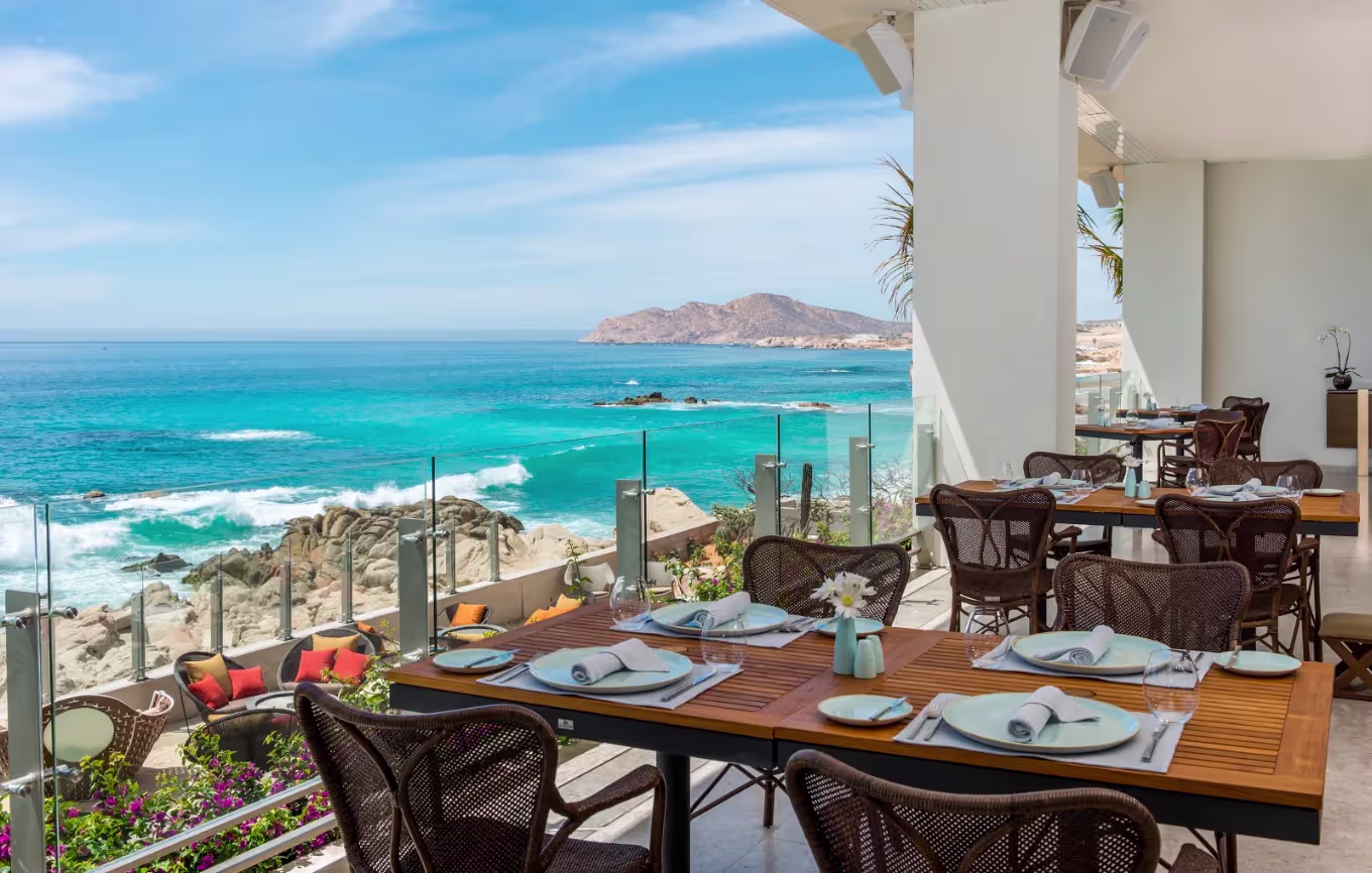 חזית Grand Velas Los Cabos והבריכה מול החוף
