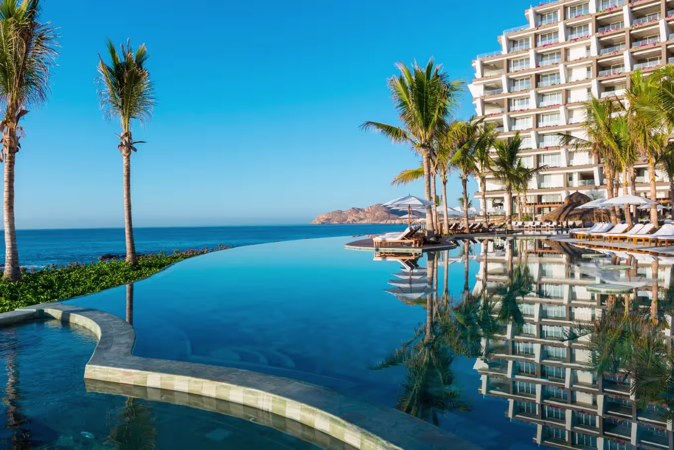 בריכה מול הים ואזור ישיבה ב־Grand Velas Los Cabos