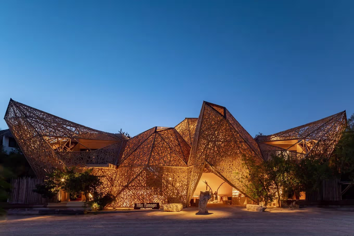 חזית Villas Flamingos Holbox והבריכה מול החוף