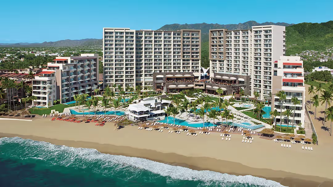 חזית Dreams Vallarta Bay Resort & Spa Puerto Vallarta והבריכה מול החוף