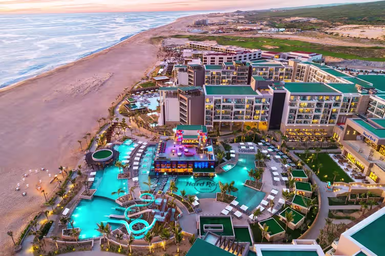 בריכת Hard Rock Hotel Los Cabos בשעת ערב