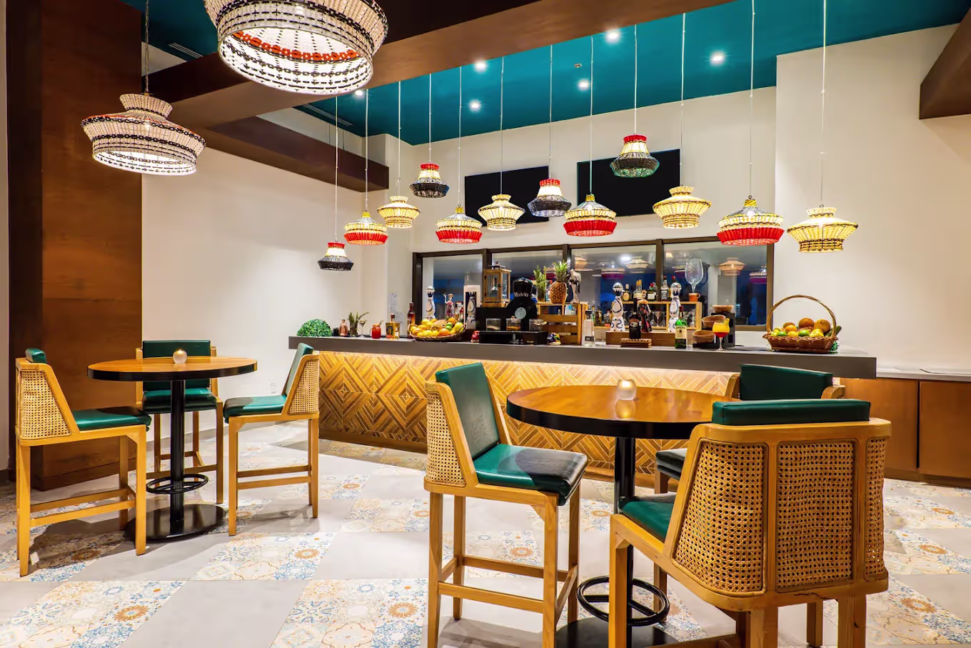 סוויטה עם אזור ישיבה ב־Hard Rock Hotel Los Cabos